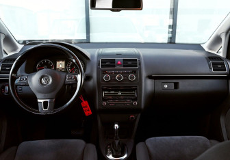 Подержанный автомобиль Volkswagen Touran 2012 года (17 фото)