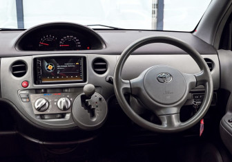 Подержанный автомобиль Toyota Sienta 2010 года (16 фото)