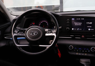 Подержанный автомобиль Hyundai Elantra Sedan 2021 года (18 фото)