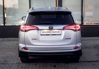 Подержанный автомобиль Toyota RAV4 2018 года (4 фото)