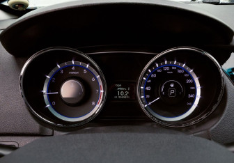 Подержанный автомобиль Hyundai Sonata 2011 года (9 фото)