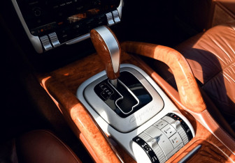 Подержанный автомобиль Porsche Cayenne 2007 года (9 фото)