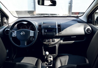 Подержанный автомобиль Nissan Note 2012 года (17 фото)