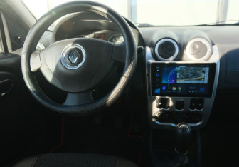 Подержанный автомобиль Renault Logan Sedan 2013 года (10 фото)