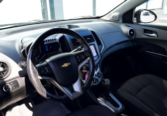 Подержанный автомобиль Chevrolet Aveo Hatchback 2014 года (15 фото)