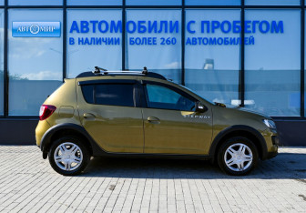 Подержанный автомобиль Renault Sandero 2015 года (6 фото)