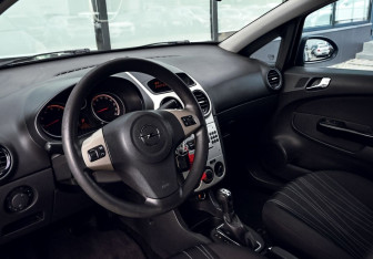 Подержанный автомобиль Opel Corsa 2008 года (15 фото)