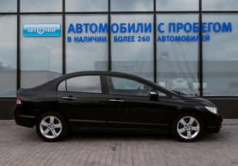 Подержанный автомобиль Honda Civic Sedan 2007 года (6 фото)