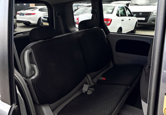 Подержанный автомобиль Toyota Sienta 2010 года (14 фото)