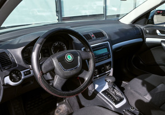 Подержанный автомобиль Skoda Octavia Liftback 2010 года (13 фото)