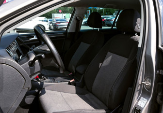 Подержанный автомобиль Volkswagen Golf Hatchback 2013 года (15 фото)