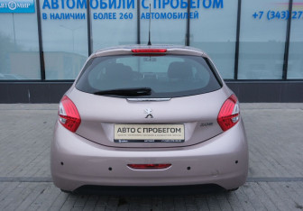 Подержанный автомобиль Peugeot 208 2013 года (4 фото)