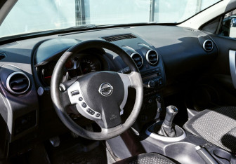 Подержанный автомобиль Nissan Qashqai 2008 года (14 фото)