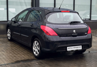 Подержанный автомобиль Peugeot 308 Hatchback 2012 года (3 фото)