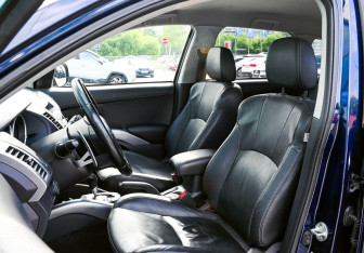 Подержанный автомобиль Mitsubishi Outlander 2012 года (15 фото)