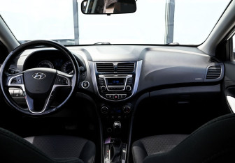 Подержанный автомобиль Hyundai Solaris Hatchback 2015 года (17 фото)