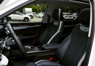 Подержанный автомобиль Geely Atlas 2024 года (16 фото)
