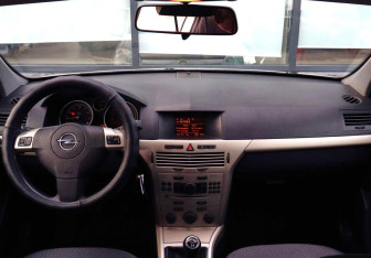 Подержанный автомобиль Opel Astra Wagon 2008 года (18 фото)