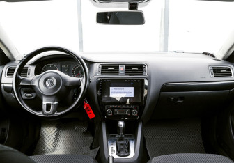 Подержанный автомобиль Volkswagen Jetta Sedan 2012 года (18 фото)