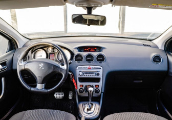 Подержанный автомобиль Peugeot 408 2014 года (10 фото)