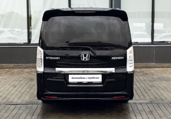 Подержанный автомобиль Honda Stepwgn 2014 года (4 фото)