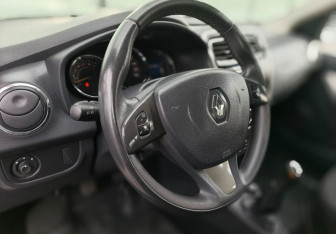 Подержанный автомобиль Renault Sandero 2016 года (11 фото)