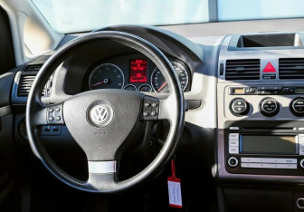 Подержанный автомобиль Volkswagen Touran 2007 года (18 фото)