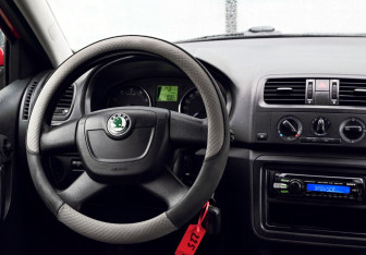 Подержанный автомобиль Skoda Fabia Hatchback 2010 года (17 фото)