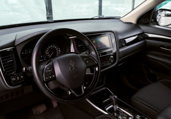 Подержанный автомобиль Mitsubishi Outlander 2019 года (15 фото)