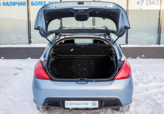 Подержанный автомобиль Peugeot 308 Hatchback 2012 года (18 фото)