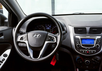 Подержанный автомобиль Hyundai Solaris Sedan 2011 года (19 фото)