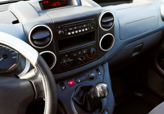 Подержанный автомобиль Peugeot Partner 2012 года (12 фото)