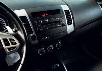 Подержанный автомобиль Mitsubishi Outlander 2012 года (9 фото)