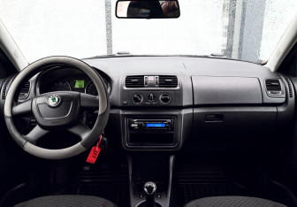 Подержанный автомобиль Skoda Fabia Hatchback 2010 года (16 фото)