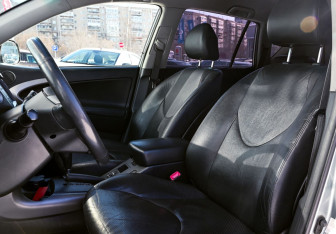 Подержанный автомобиль Toyota RAV4 2007 года (9 фото)