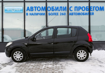 Подержанный автомобиль Renault Sandero 2013 года (2 фото)