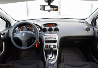 Подержанный автомобиль Peugeot 308 Hatchback 2012 года (12 фото)