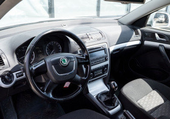 Подержанный автомобиль Skoda Octavia Liftback 2011 года (13 фото)