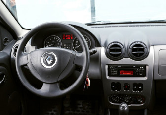 Подержанный автомобиль Renault Sandero 2013 года (16 фото)