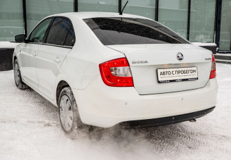 Подержанный автомобиль Skoda Rapid Liftback 2015 года (3 фото)