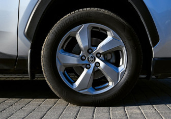 Подержанный автомобиль Toyota RAV4 2021 года (20 фото)