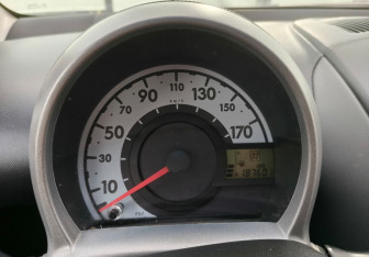 Подержанный автомобиль Peugeot 107 2009 года (17 фото)