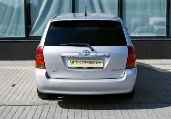 Подержанный автомобиль Toyota Corolla Wagon 2002 года (4 фото)