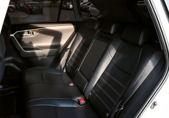 Подержанный автомобиль Toyota RAV4 2022 года (18 фото)
