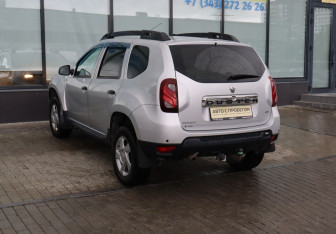 Подержанный автомобиль Renault Duster 2015 года (3 фото)