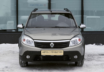 Подержанный автомобиль Renault Sandero 2012 года (8 фото)