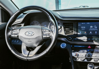Подержанный автомобиль Hyundai Elantra Sedan 2019 года (17 фото)
