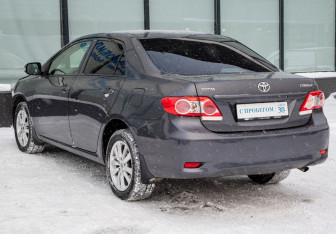 Подержанный автомобиль Toyota Corolla Sedan 2012 года (3 фото)