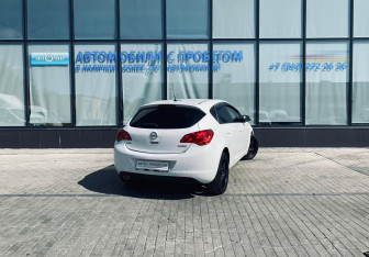 Подержанный автомобиль Opel Astra Hatchback 2011 года (5 фото)
