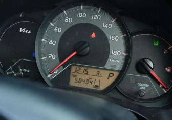 Подержанный автомобиль Toyota Vitz 2018 года (15 фото)